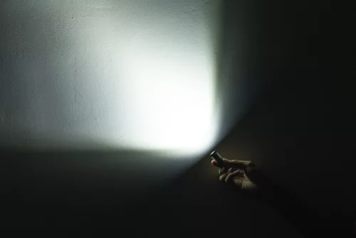 WUBEN E2 mini EDC kulcstartó zseblámpa – 150 lumen, USB-C, mágneses, piros-kék jelzőfény - vörös