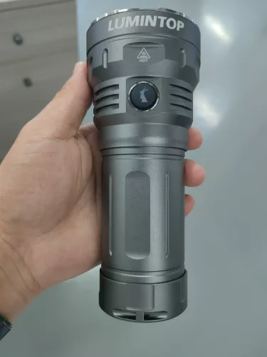 Lumintop GT4695 zseblámpa 15.000 lumennel és 32.000 mAh kapacitású akkuval, szürke